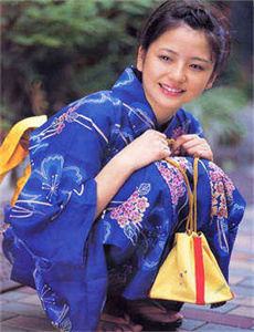 2男2女汽车上演大尺度画面-美女露胸和屁屁股