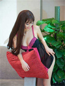 农场主的女儿们41-美国女子趴着打屁股打红